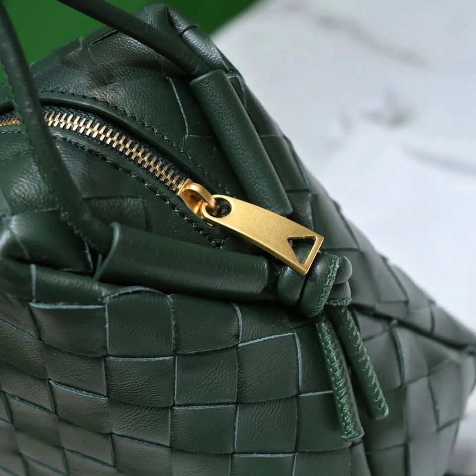 Batch 1260 B's new large Loop camera bag is here🔥Classic woven logo✅ The bag body is made of selected original sheepskin. The texture is soft and waxy. The simple square body is classic and versatile. The interior design is very practical. It has a lot of space and has an adjustable iconic leather drawstring. It can be said to be both elegant and practical. The design is very simple and elegant, with a kind of literary retro style. Size 22x15x8, model: 6684#